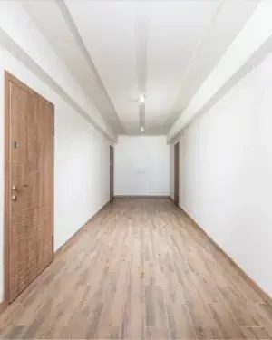 Pose placoplâtre et peinture dans ce couloir couloir réalisé par Plac'home Précision (placo, peinture) à Thonon dans un immeuble neuf