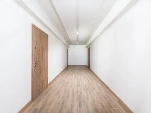 Pose placoplâtre et peinture dans ce couloir couloir réalisé par Plac'home Précision (placo, peinture) à Thonon dans un immeuble neuf